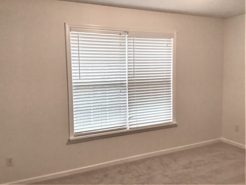 Building Photo - 106 Sweetland Ct