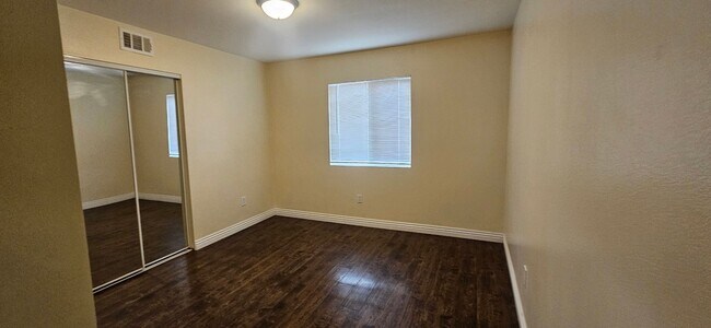 Building Photo - 75(611)