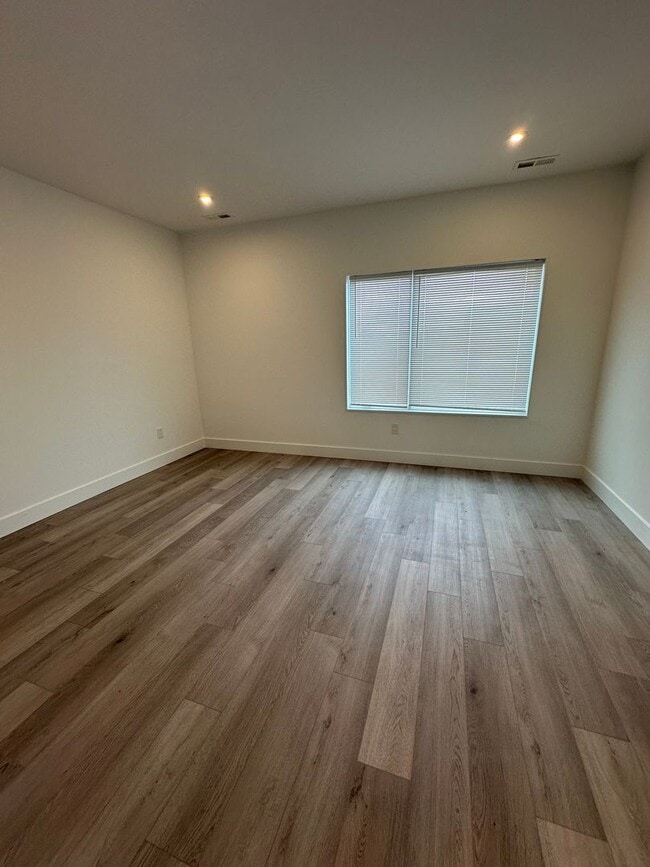 Building Photo - Recently Constructed, Modern 3 Bed / 3 Bath Bi Level Apartment Near Temple — Private Rooftop + Ba...