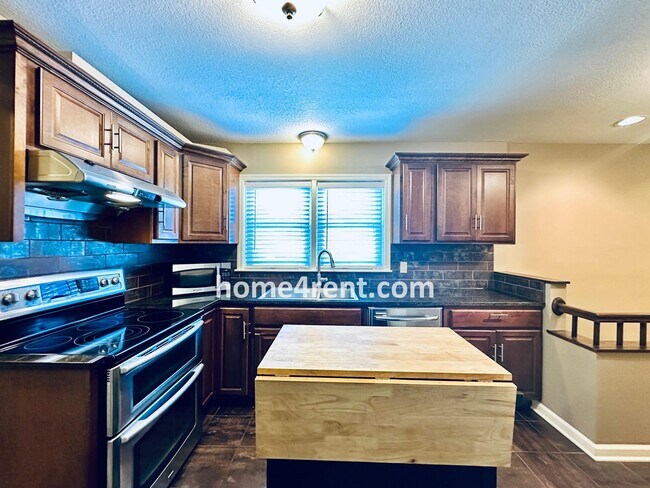 Building Photo - Beautifully Updated Home in Prime Overland...