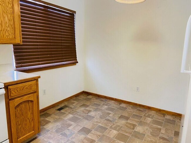 Building Photo - 4 Bedroom, 3 Bath Ranch Style Home with 2 ...