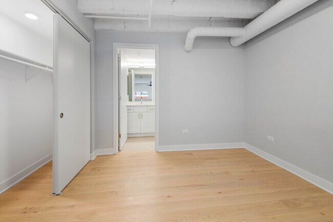 Building Photo - 4637 N Ashland Ave