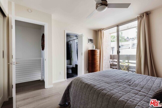 Building Photo - 960 N San Vicente Blvd