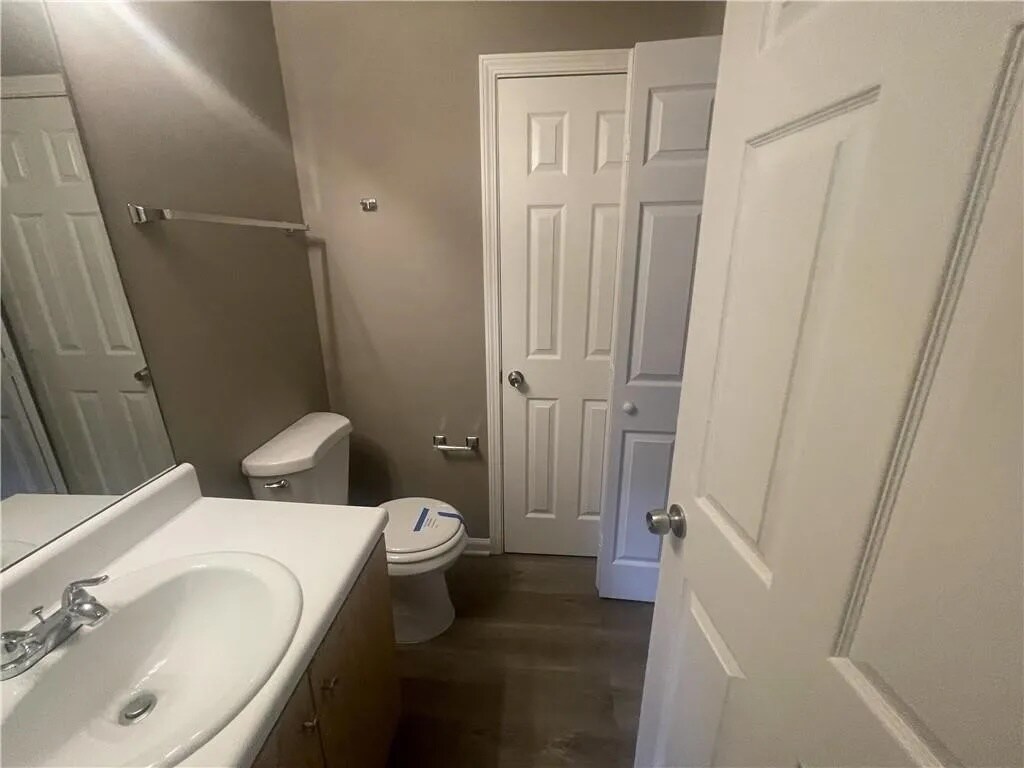 Unit B - 5787 Summerglen Ln