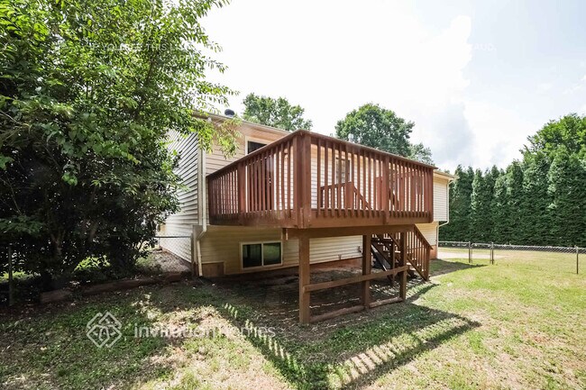 Building Photo - 104 Village Ct