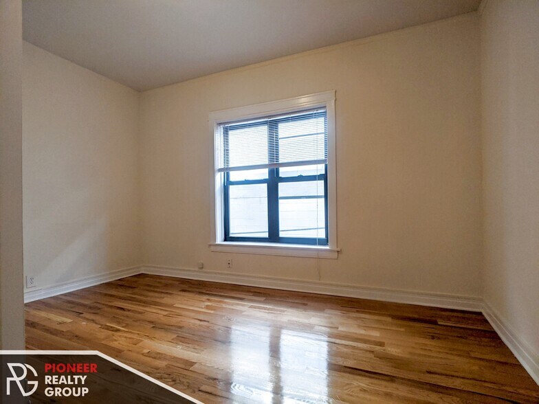 Building Photo - 822 W Waveland Ave