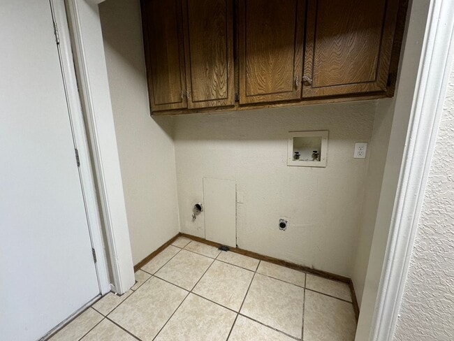 Building Photo - Gorgeous 3 bedroom 2 bathroom home