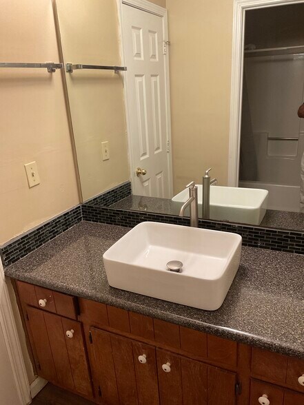 bath between upstairs bedrooms - 11090 Watson Dr