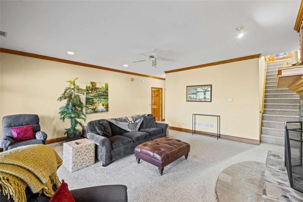 Building Photo - 339 Willow Dr