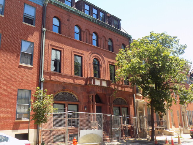 Primary Photo - For Rent: Stylish Urban Living at 815 Park...