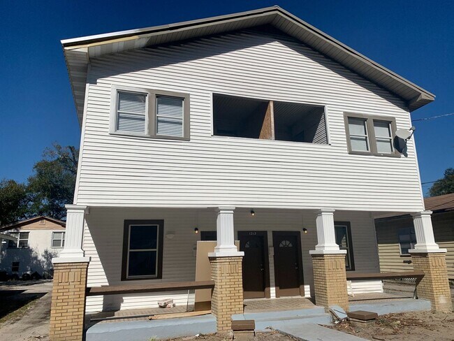 Building Photo - CHARMING AND UPDATED 2 BEDROOM 1 BATH