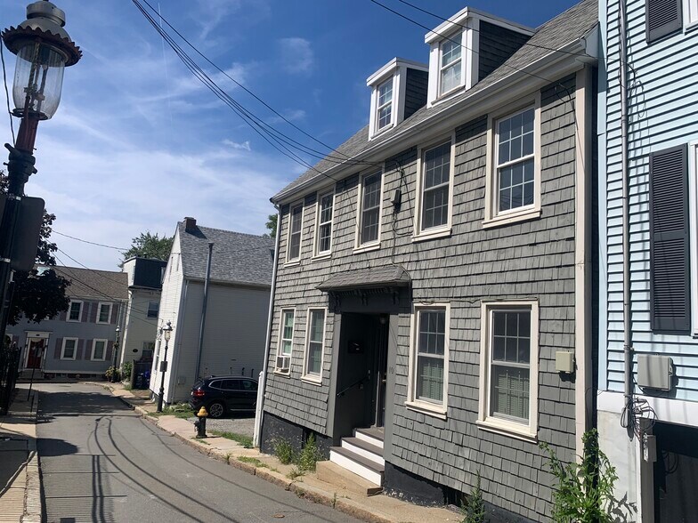 Building Photo - 10 Salem Street Ave