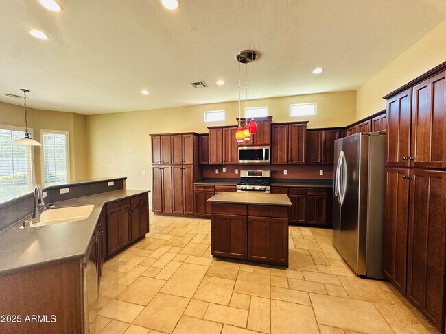 Building Photo - 2720 E Hazeltine Way