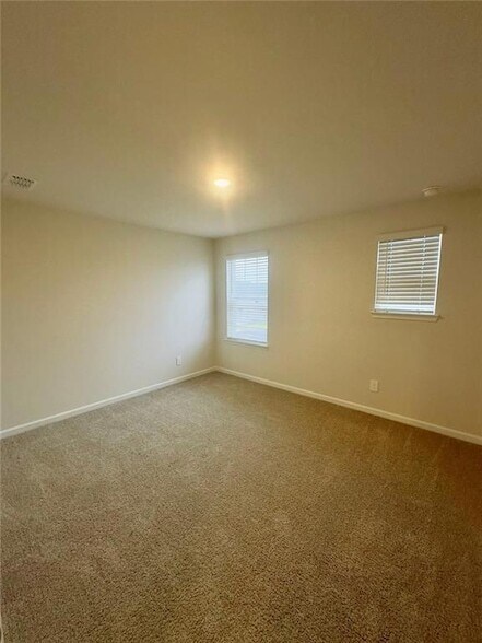 Building Photo - 327 Vly Oak Dr
