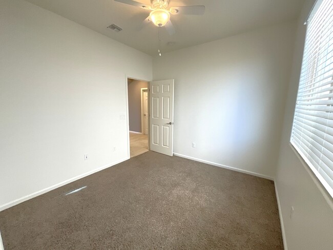 Building Photo - Vail School District hard to find 5 bedroo...
