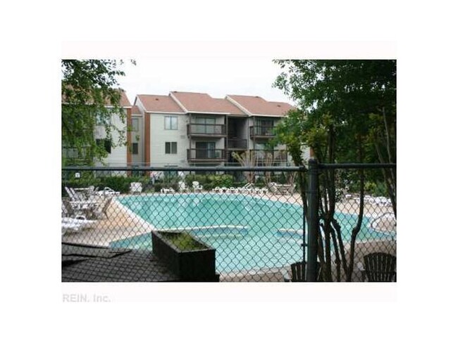 Building Photo - 1BR/BA Condo in Hampton Club!!