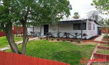 Building Photo - Unique Home Near Bakersfield College!