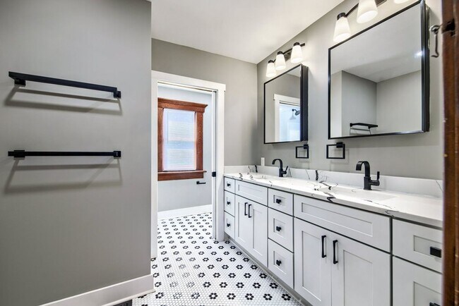 Building Photo - Short North / Victorian Village Stunning Single Family House!