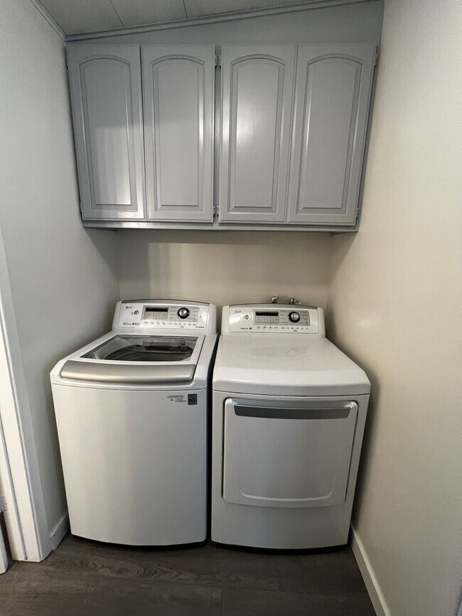 Building Photo - Gorgeous 3 Bedroom 1.5 Bath Home located i...