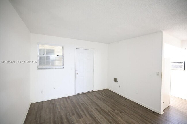 Building Photo - 2799 E 4th Ave