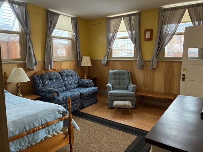 Building Photo - 424 W Market St