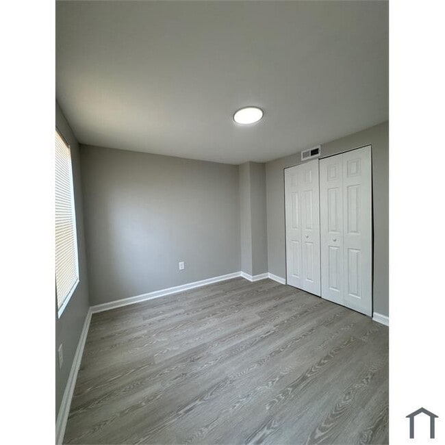 Building Photo - 2 Bedroom Spacious Home