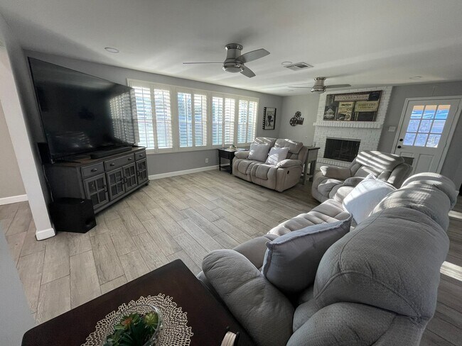 Building Photo - Beatuiful East Ridge Home