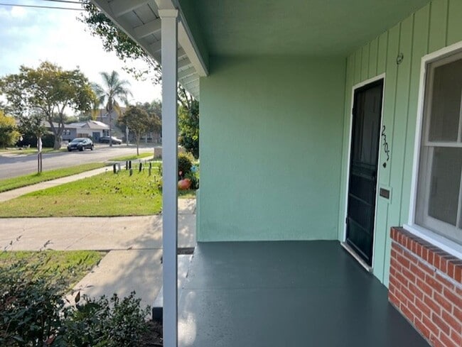 Building Photo - Home with Great Outdoor Space!