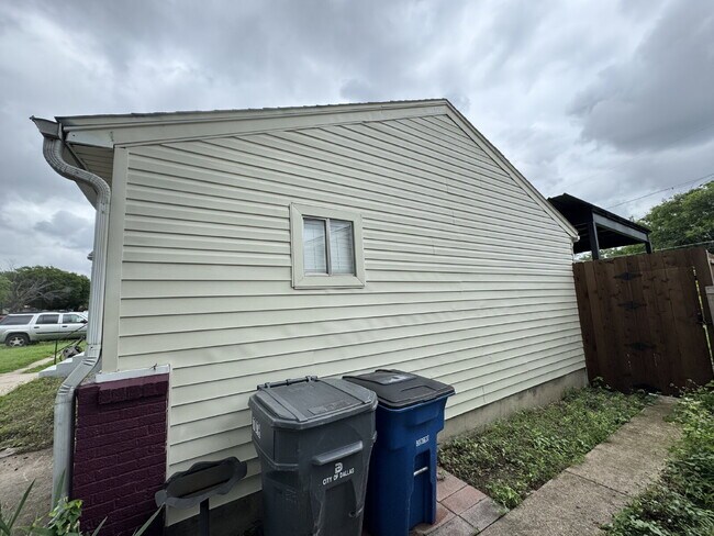 Building Photo - 2318 Fenwick Dr