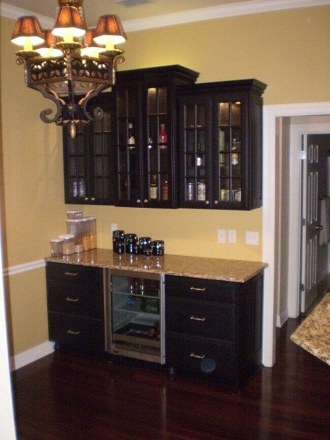Building Photo - 2471 Brookside Dr