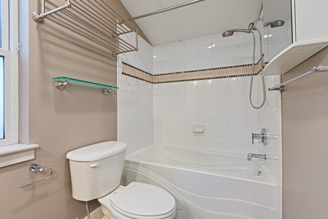 Building Photo - 3Bd/2.5Ba Seattle Townhouse