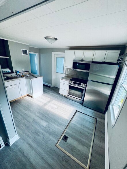 Kitchen - 1220 Moore St