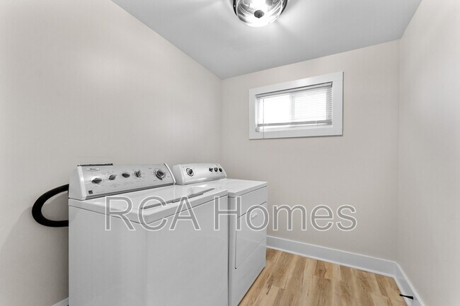 Building Photo - 18 N Gray St