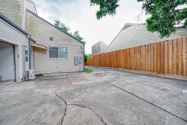 Building Photo - 7606 Portal Dr