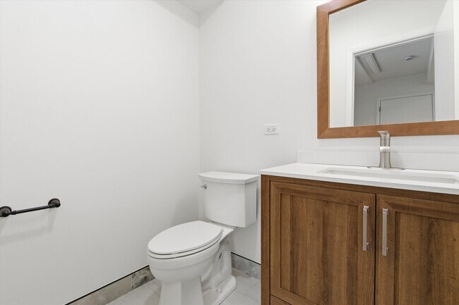 Building Photo - 5915 N Milwaukee Ave