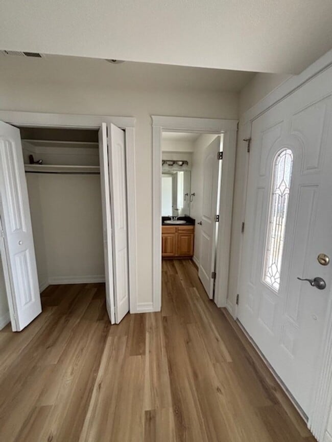 Building Photo - 4 Bedroom 3.5 Bath Townhouse Near Dell Range Blvd.