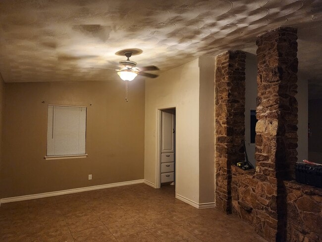 Building Photo - 2210 Newcastle Dr