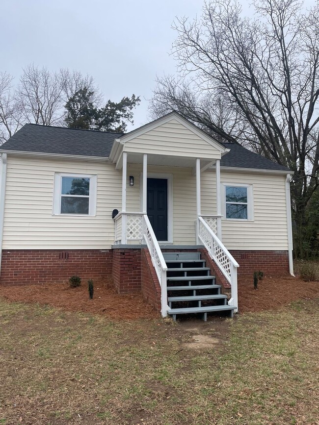 Building Photo - 715 Newton St