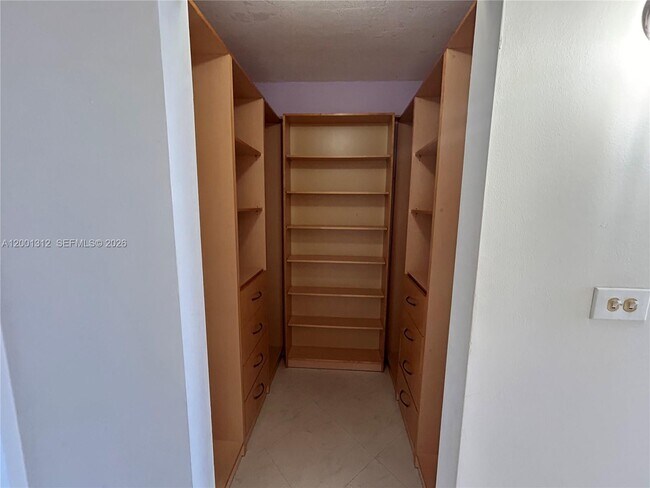 Building Photo - 7601 E Treasure Dr