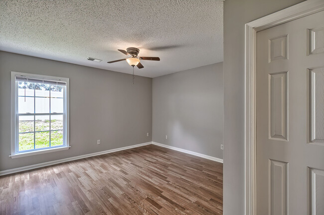 Building Photo - 2000 Water Oak Dr
