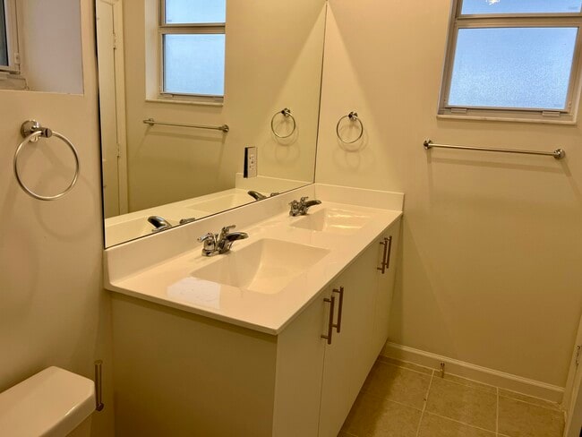 Building Photo - 2776 SE 26th Ave