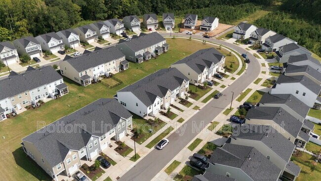 Building Photo - 5811 Woodlawn Dr