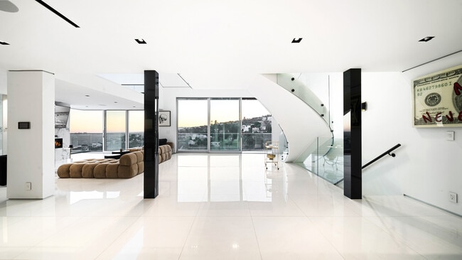 Building Photo - 1623 Viewmont Dr