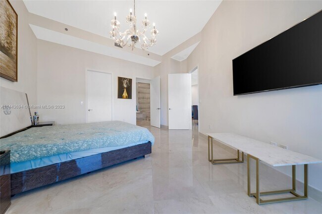 Building Photo - 15811 Collins Ave