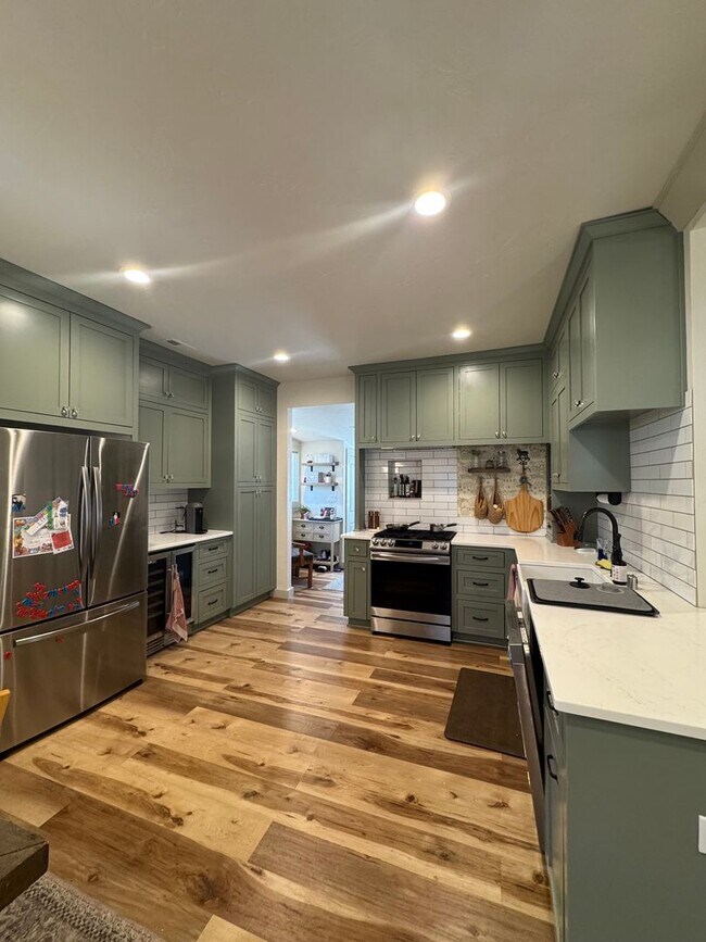 Building Photo - Updated 3 Bed/ 2 Bath Rental