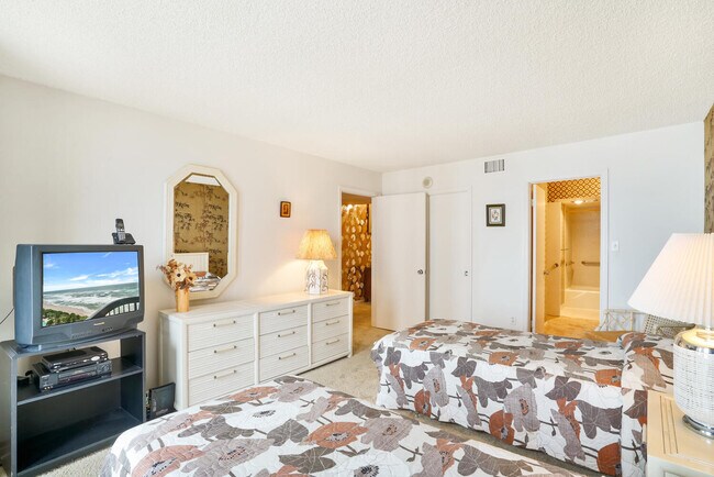 Building Photo - 5380 N Ocean Dr