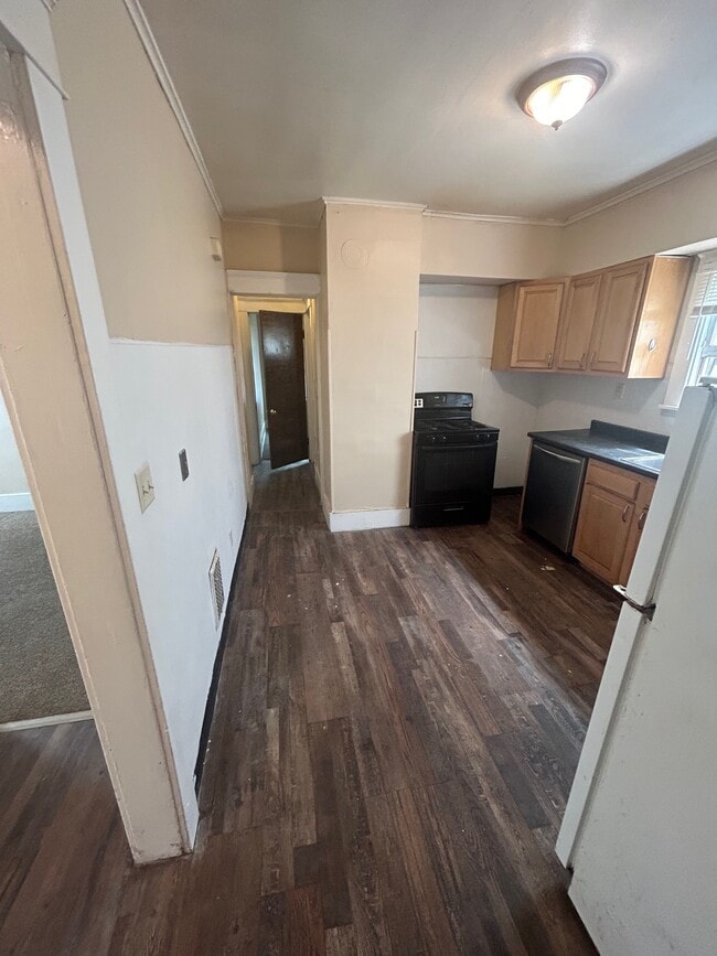 Building Photo - 63 Montrose Ave