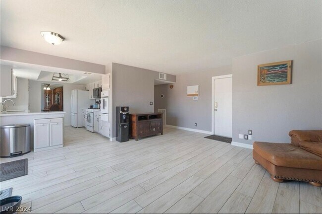 Building Photo - 580 Chelsea Dr