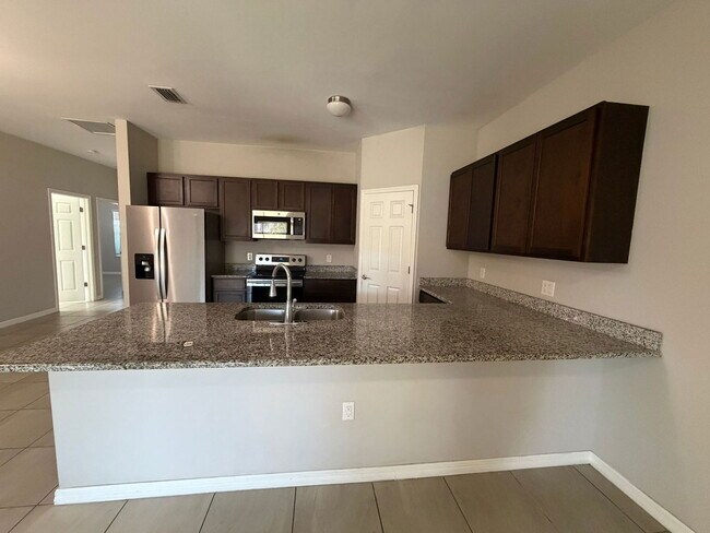 Building Photo - 523 NE 24th Ave