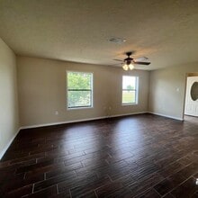 Building Photo - 918 Fairway Dr